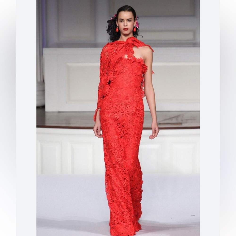 Oscar de la Renta Pre-Fall 2011 gown and matching shawl